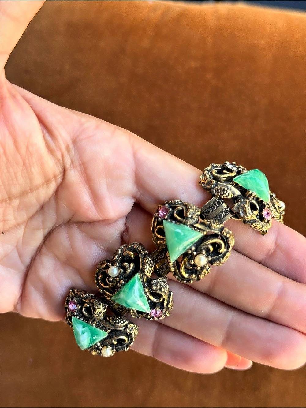 Vintage Victorian Revival ornate Faux stones Green Lucite Faux Jade bracelet (de